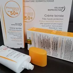 کرم ضدآفتاب بی رنگ و رنگی ضد لک بایودرما مدل فتودرم اسپات اصل فرانسه spf50 بارکد دار لیبل دار دارای بچ کد کالا