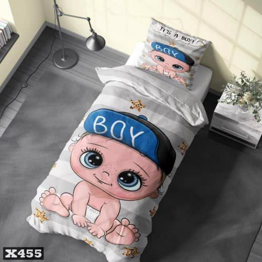 سرویس روتختی یک نفره میکروتترون سه بعدی طرح نوزاد پسر با کلاه آبی در زمینه طوسی مناسب کودک و نوجوان برای تخت90