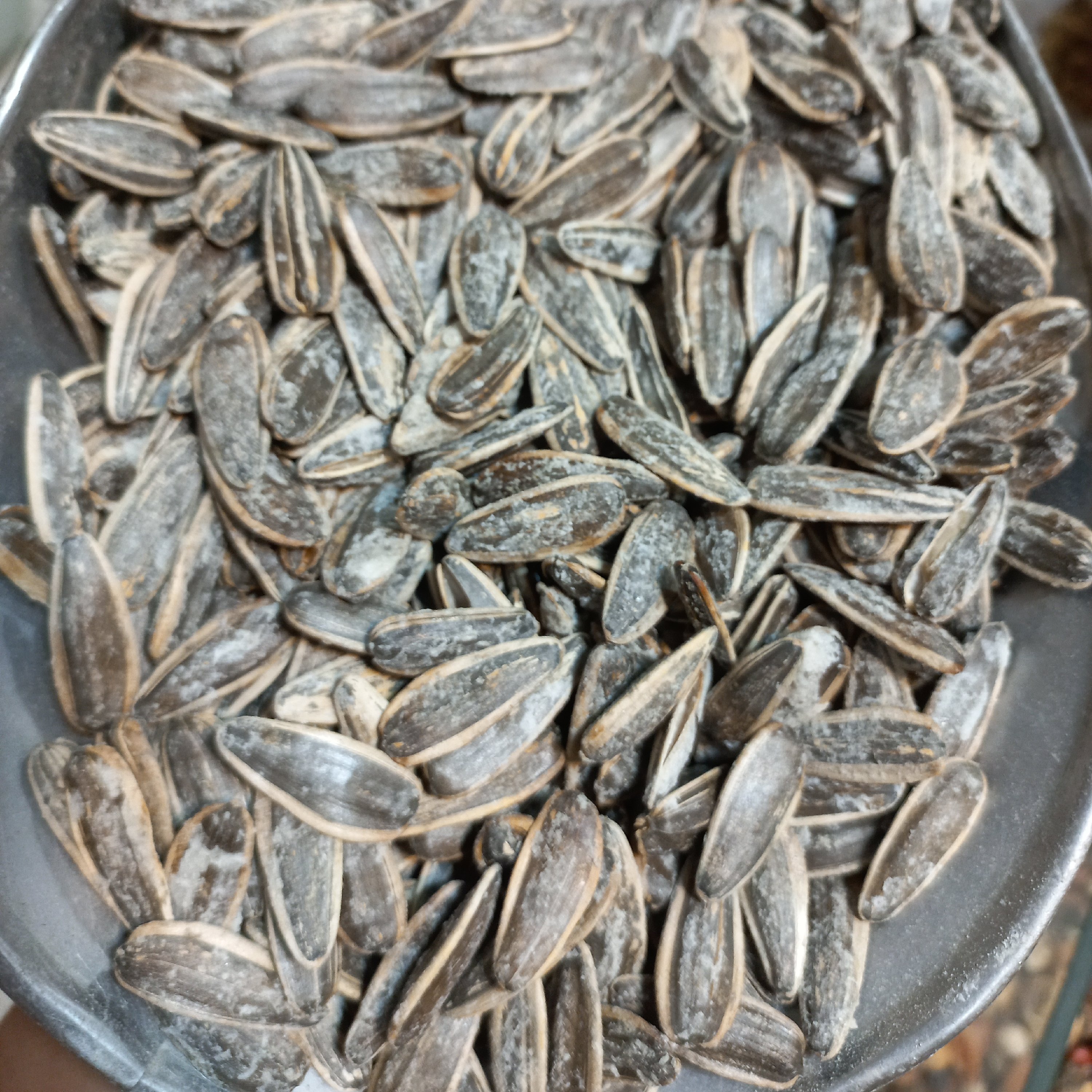 تخمه آفتابگردان نمکی لوکس(300گرمی)