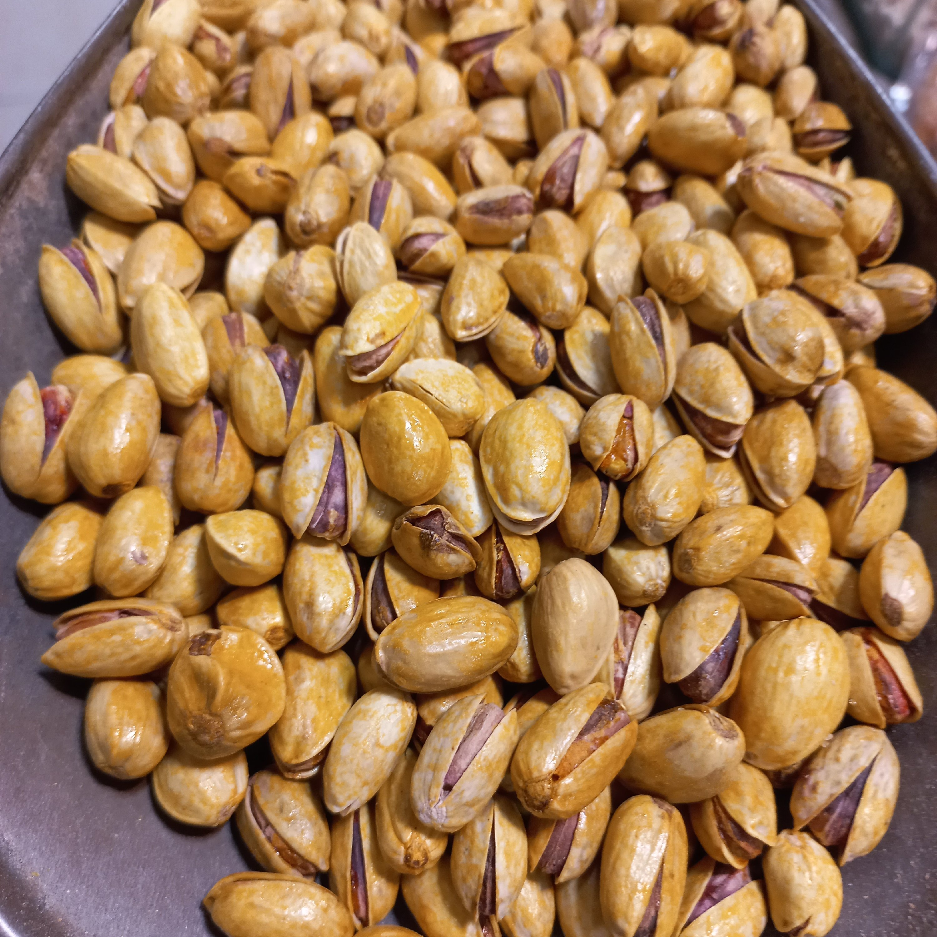 پسته بادامی زعفرانی لوکس(100گرمی)