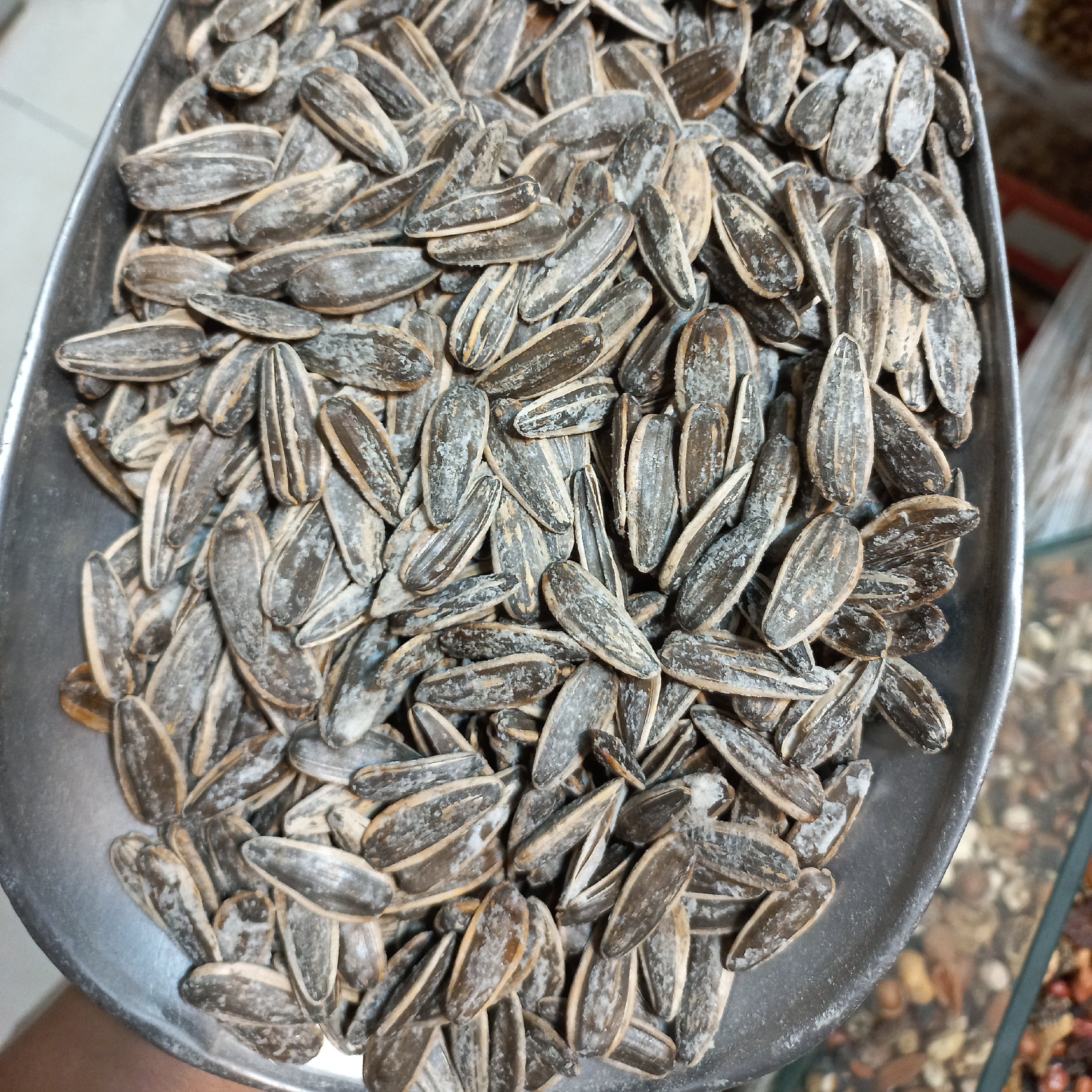 تخمه آفتابگردان نمکی لوکس(300گرمی)
