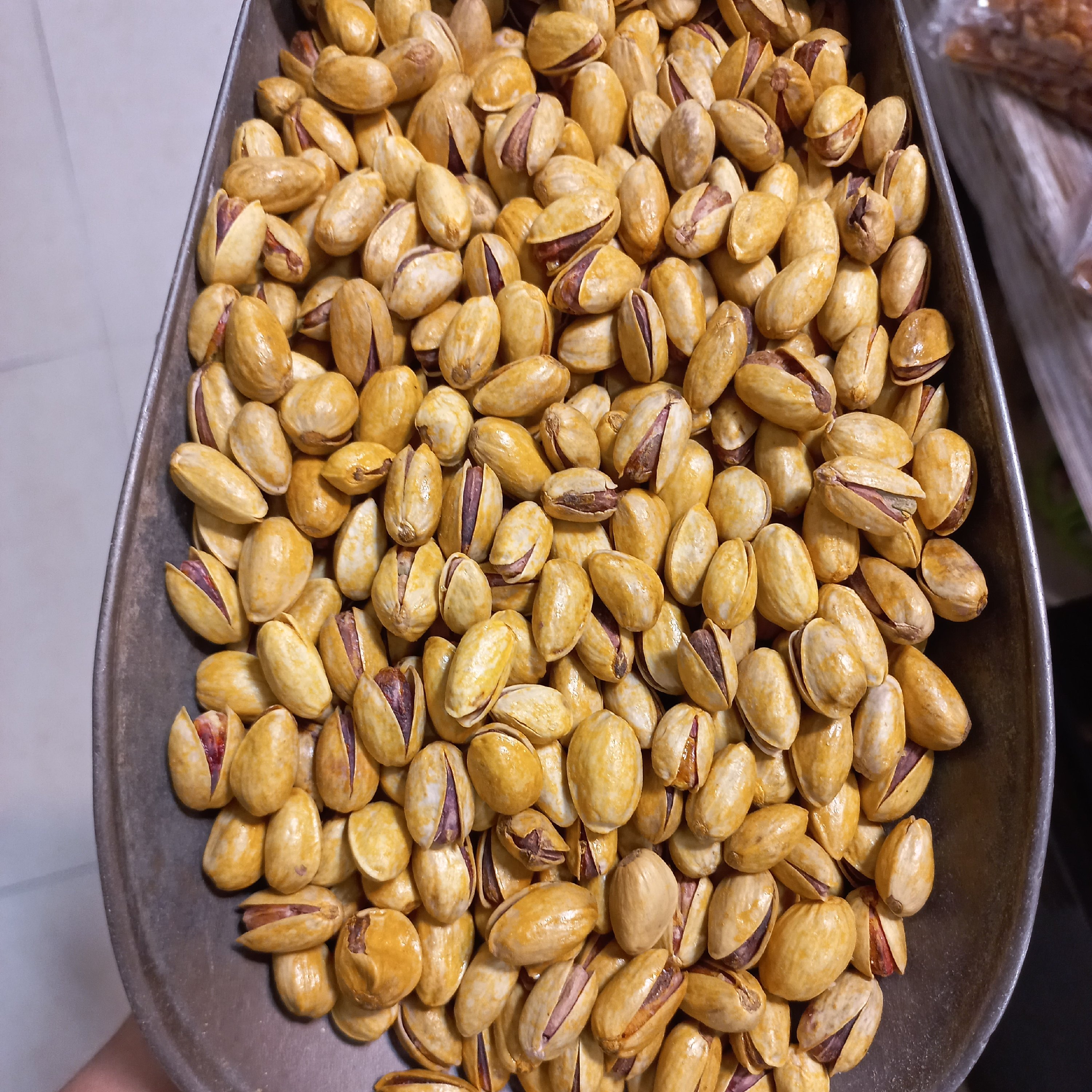 پسته بادامی زعفرانی لوکس(100گرمی)