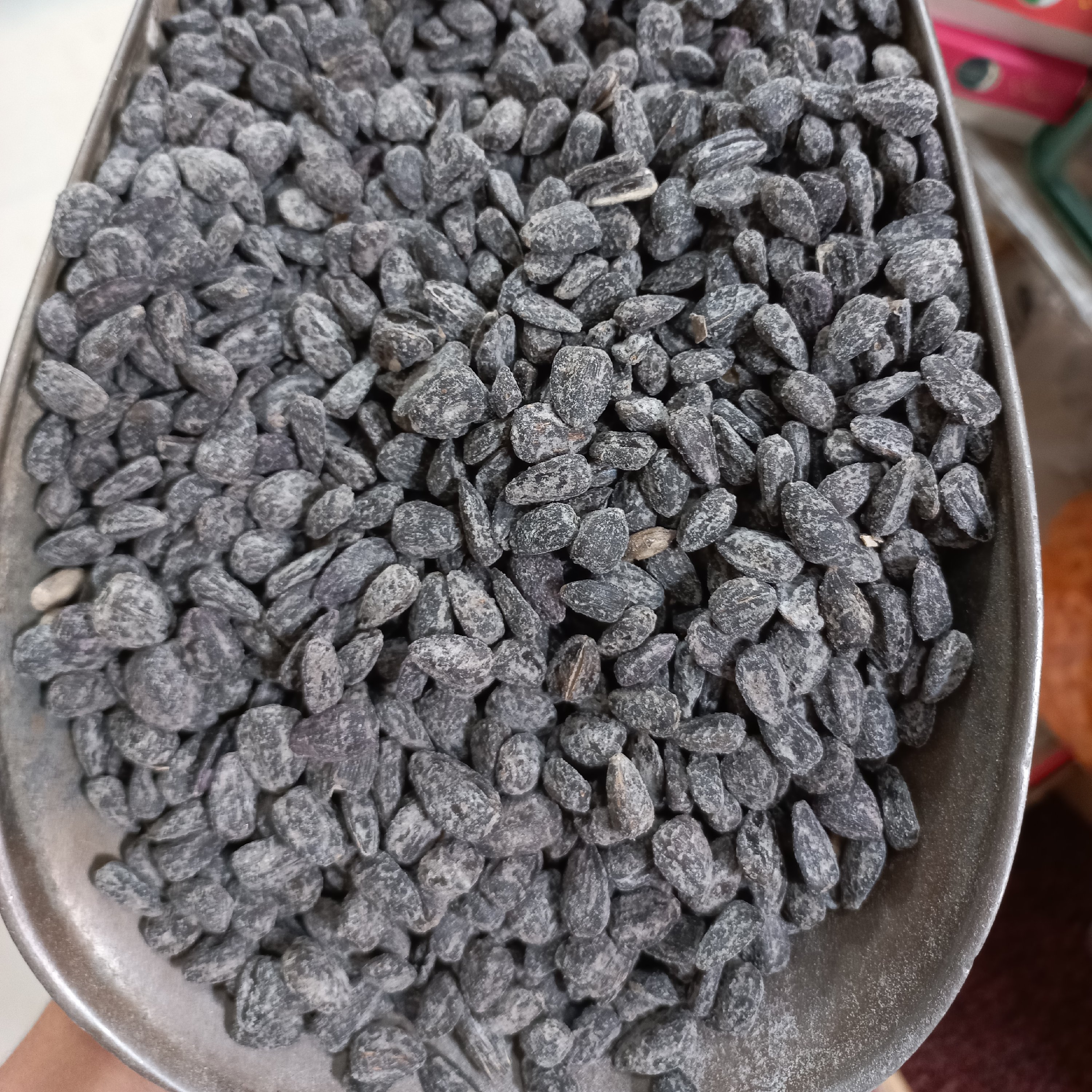 تخمه سیاه نمکی تازه(300گرمی)