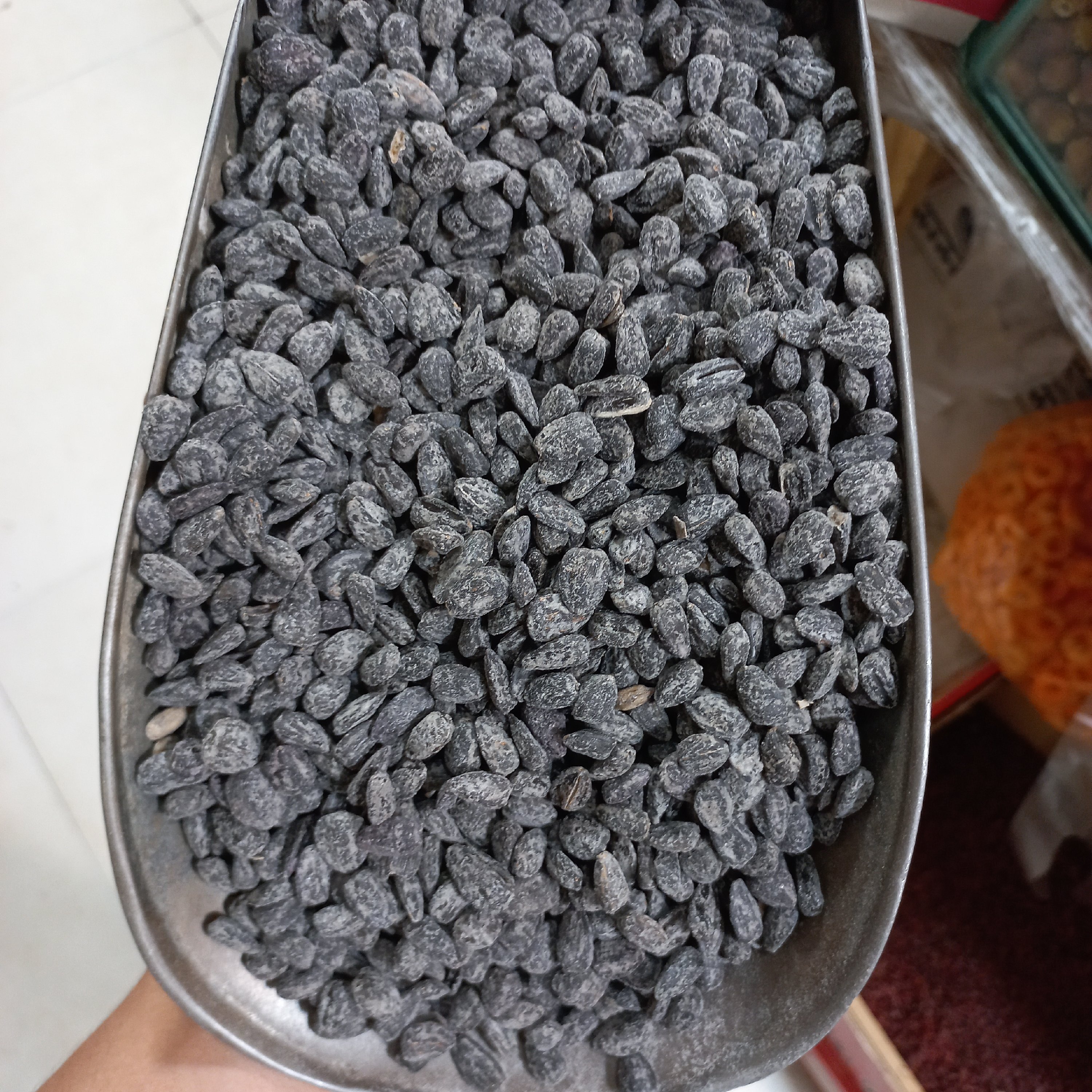 تخمه سیاه نمکی تازه(300گرمی)