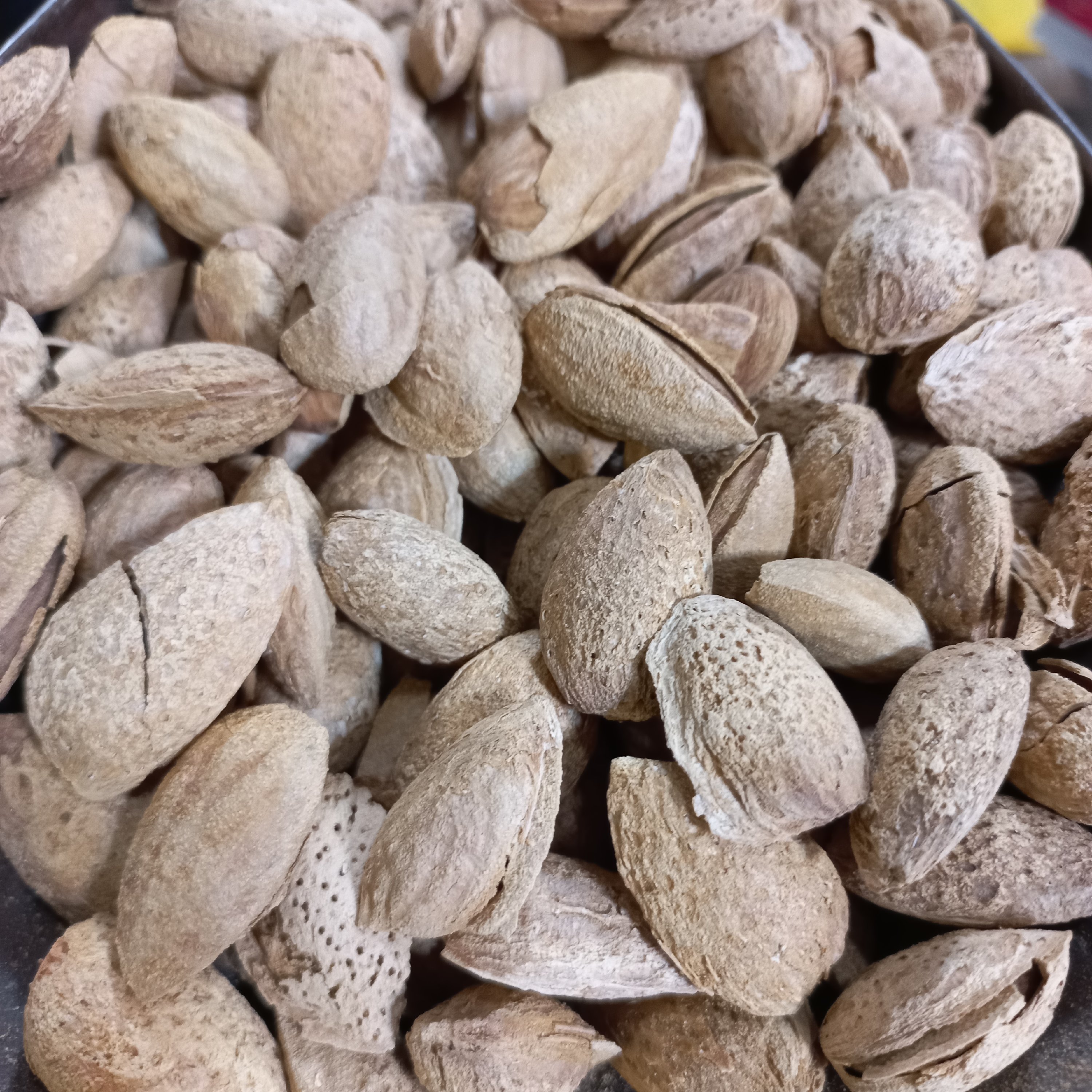 بادام پوست کاغذی منقا خام(200گرمی)