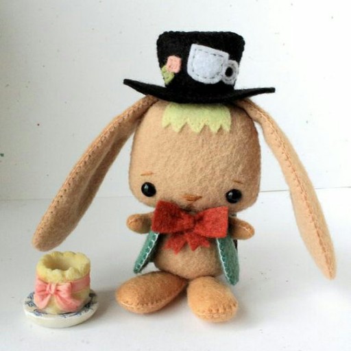 عروسک خرگوش کلاه به سر نمدی