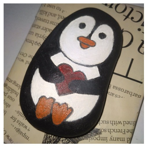 نقاشی پنگوئن روی سنگ
