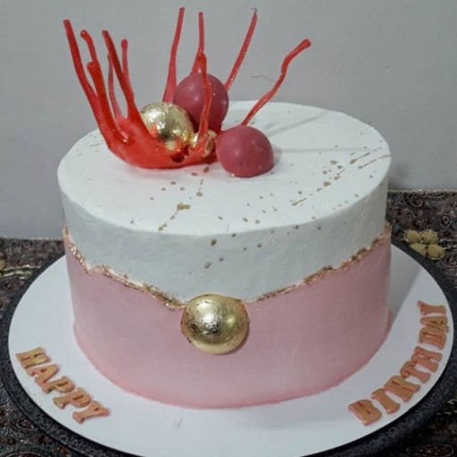 کیک خامه ای با تزئین ایزومالت