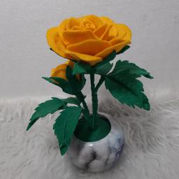 گلدان سرامیکی و گل رز مصنوعی
