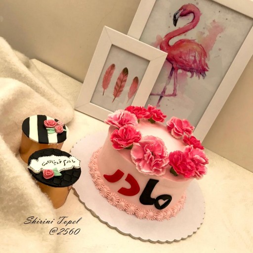 کیک خامه ای صورتی با دیزاین گل