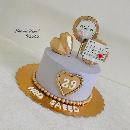 کیک خامه ای با دیزاین فوندانت و شکلات