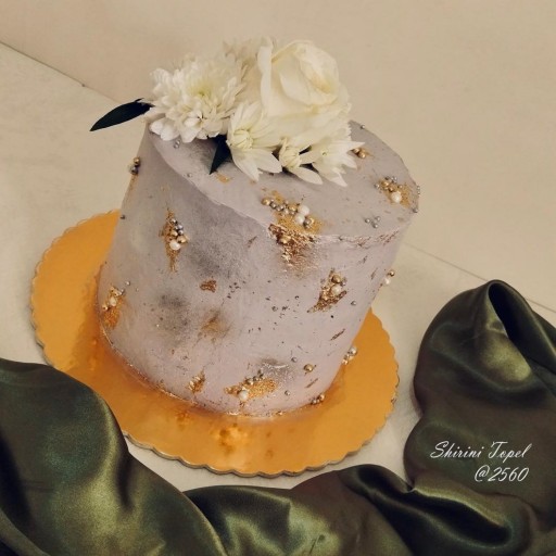 کیک خامه ای طوسی با دیزاین گل و مروارید