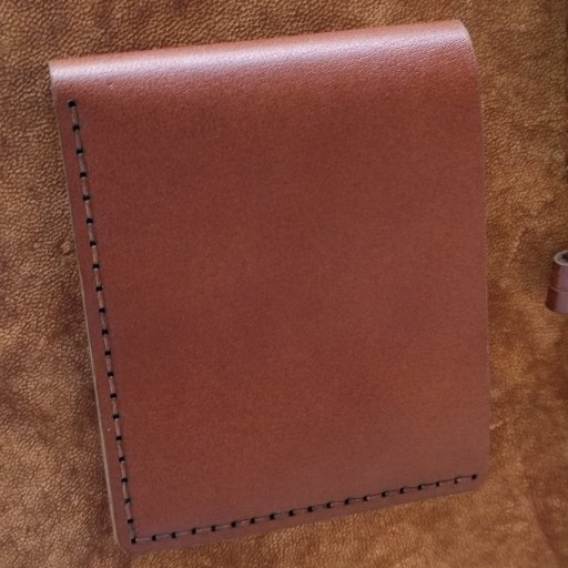 کیف پول جیبی مردانه
تهیه شده از چرم بزی درجه یک
دوخته شده با نخ موم زده 
در دو نوع دست دوز و چرخ دوز