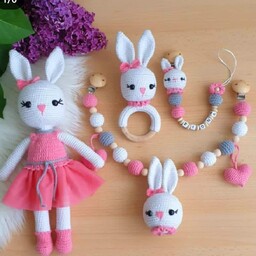 ست سیسمونی بافتنی نوزاد مدل خرگوش شامل عروسک بافتنی آغوشی، بندپستونک، جغجغه، بند کلیر