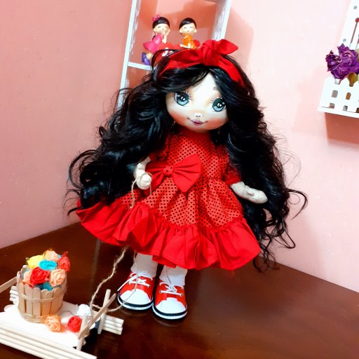 عروسک دستدوز پرنسس لباس خالخالی قرمز با موی مشکی لول بلند