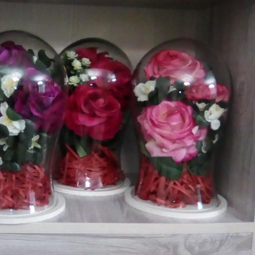 گلدون شیشه ای با گلهای مخمل بسیار زیبا