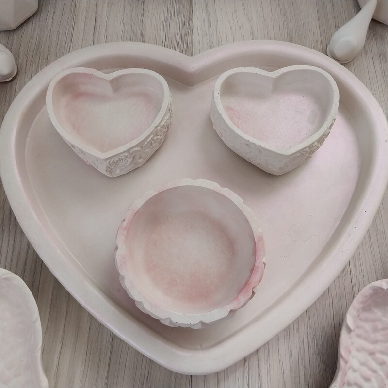 ست سنگ مصنوعی هفت سین مدل قلب و بال صورتی سفید شامل سینی به همراه آینه و شمعدان