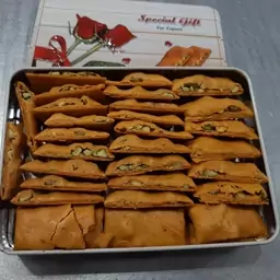 سوهان لقمه ای با روغن کره حیوانی صددرصد خالص و اعلا با مغز پسته(500 گرمی) عاطفی 