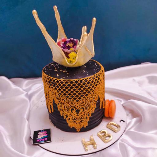 کیک اسفنجی مدرن تولد با تزیین گیپور و کاسه ایزومالتی و گل مصنوعی وزن 1500کیلوگرم ( فیلینگ نوتلا و موز و گردو)