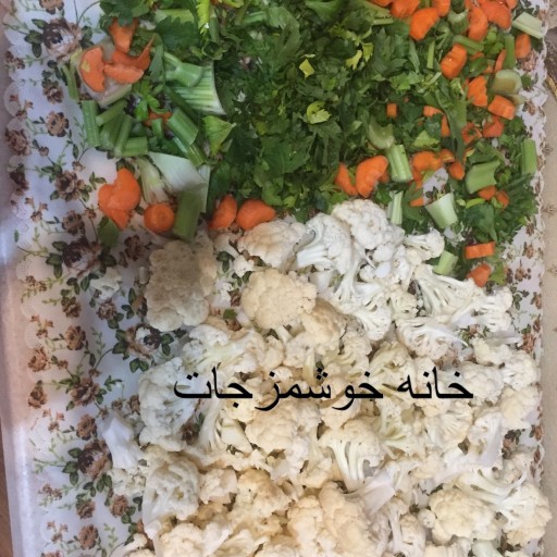 ترشی هفت بیجار از ترشی های اصیل و قدیمی ایرانی تشکیل شده از گل کلم ،کرفس،هویج،سیب ترشی،سبزیجات معطر