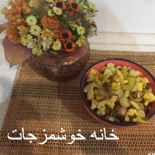 ترشی هفت بیجار از ترشی های اصیل و قدیمی ایرانی تشکیل شده از گل کلم ،کرفس،هویج،سیب ترشی،سبزیجات معطر
