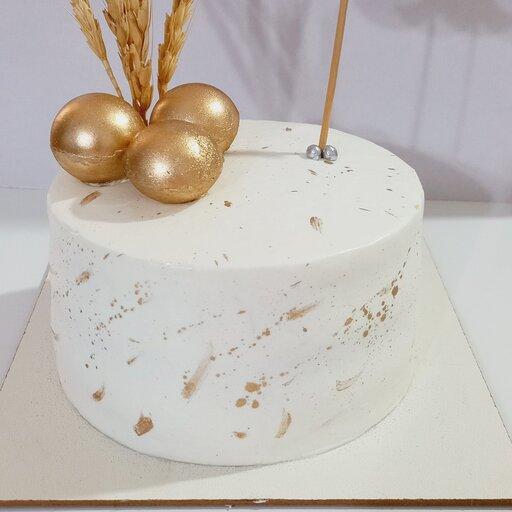 کیک مردونه خامه ای با تزئینات فوندانت و گوی  طلایی شکلاتی
