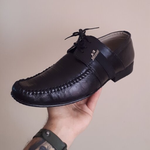 کفش مجلسی مردانه چرم‌  به علت سری  نبودن زیر قیمت فروش و ارزان تر از همه جا 