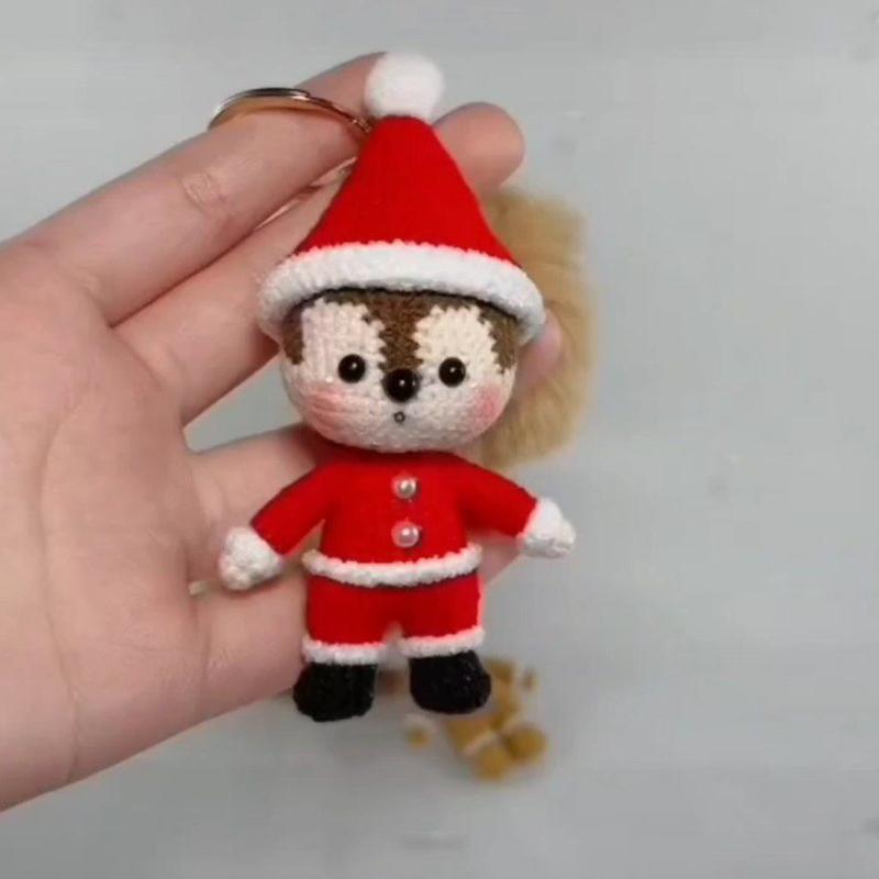 عروسک بافتنی،دست بافت،عروسک سنجاب با لباس کریسمس،هدیه کریسمس،آویز،جاسوییچی