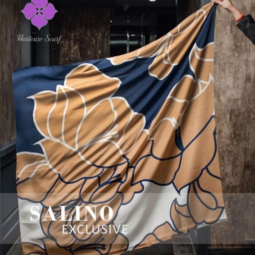 روسری نخی 4 فصل با ترکیب رنگ خردلی و سورمه ای موجود در گالری هورتنس به همراه ارسال رایگان