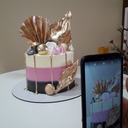 کیک خامه ای با تزئینات رایس پیپر و ویفر پیپر و مرنگ وزن دو کیلو(هزینه ارسال به صورت پس کرایه و در مقصد)