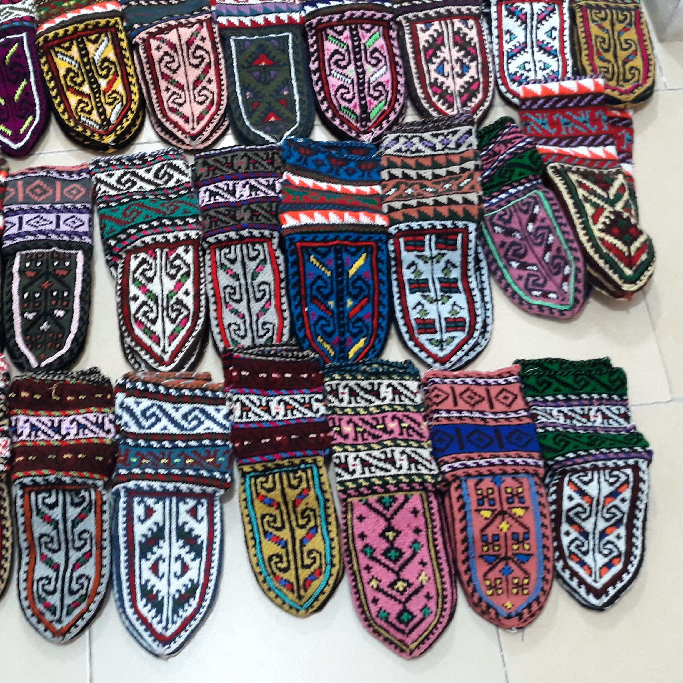 جوراب زمستانی-پاپوش-جوراب کوهنوزدی-جوراب مناطق سردسیر-بافت لاکچری زمستانه-کادو تولد دخترانه