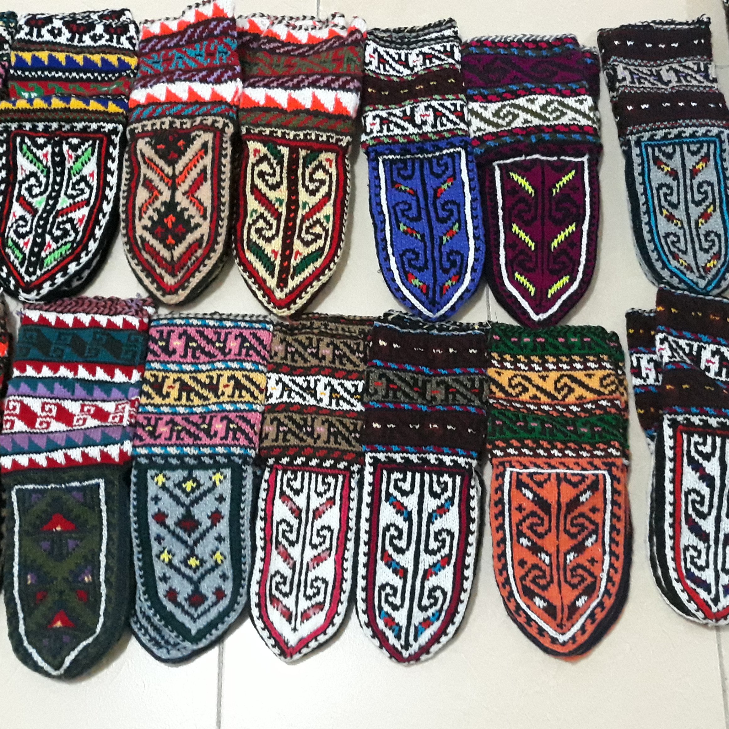 جوراب زمستانی-پاپوش-جوراب کوهنوزدی-جوراب مناطق سردسیر-بافت لاکچری زمستانه-کادو تولد دخترانه