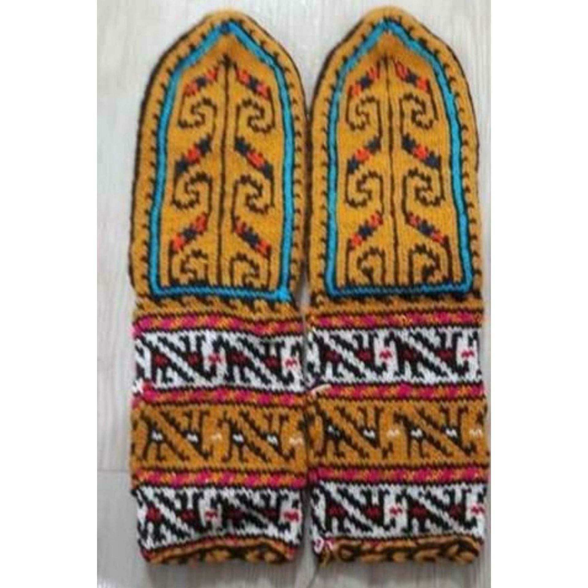 جوراب زمستانی-پاپوش-جوراب کوهنوزدی-جوراب مناطق سردسیر-بافت لاکچری زمستانه-کادو تولد دخترانه