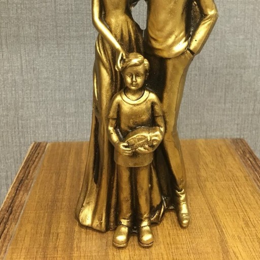 مجسمه دکوری پلی استر طرح خانواده با فرزند پسر