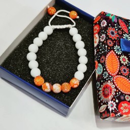 دستبند دستساز زنانه با سنگ های اونیکس سفید و سنگ های رده دار پرتقالی