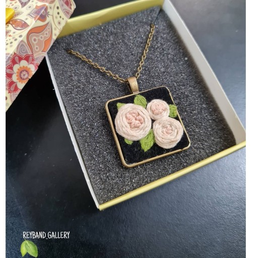 گردنبند گلدوزی شده دستساز با گل های رز کرمی و زنجیز برنجی
