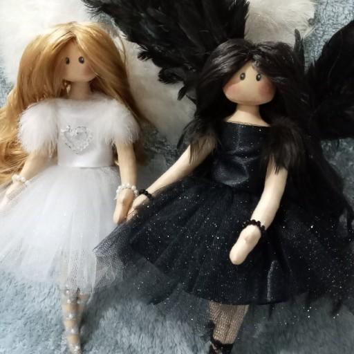 عروسک فرشته مهربون در دو رنگ سیاه و سفید، قابل اجرا با بال و بدون بال، وزن بنا به وجود و جنس بال عروسک متغیر است