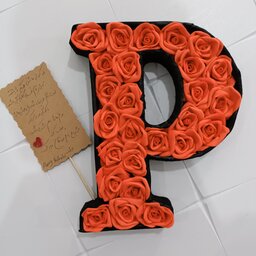 باکس گل مقوایی با روکش نمدی حروف انگلیسی حرف p  با گلهای فومی در سایز 20×25