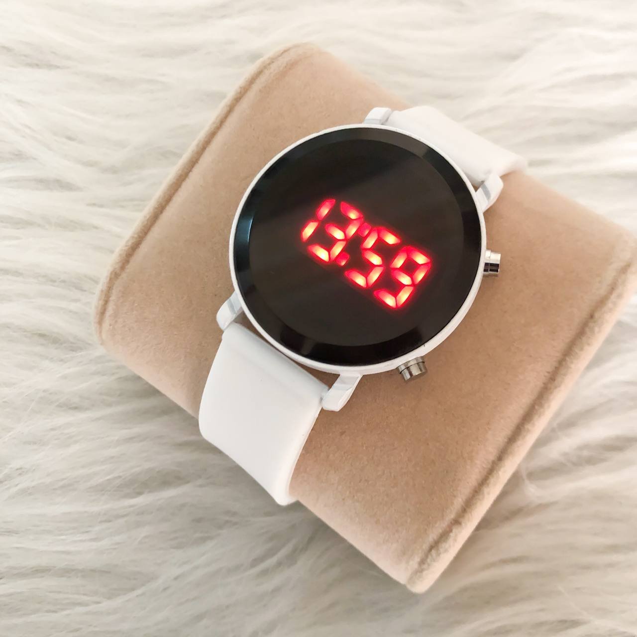 ست ساعت ال ای دی بندژله ای گرد سفید همراه با دستبند مهره ای سفید رنگ
کیفیت عالی
قیمت