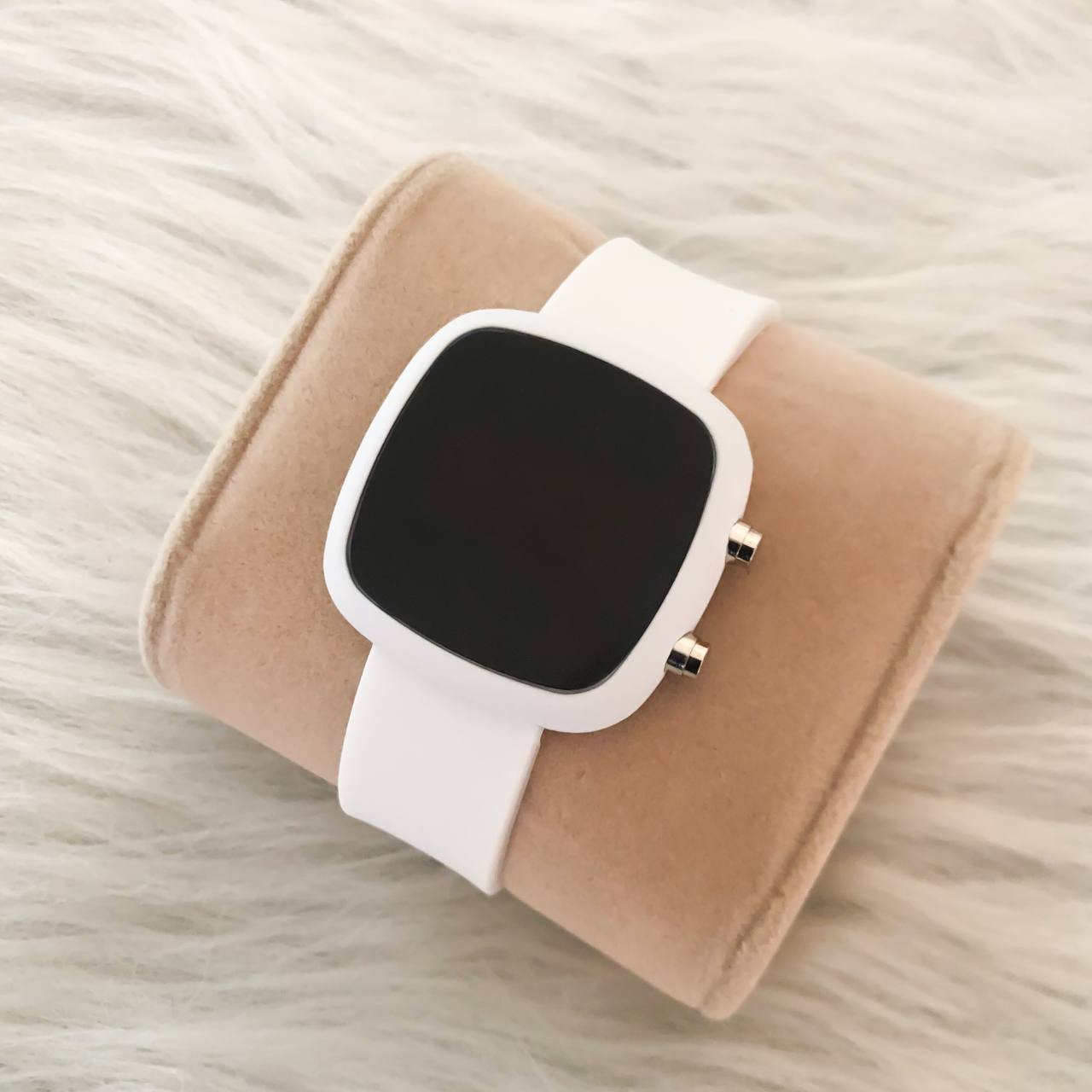 ست ساعت ال ای دی بندژله ای گرد سفید همراه با دستبند مهره ای سفید رنگ
کیفیت عالی
قیمت