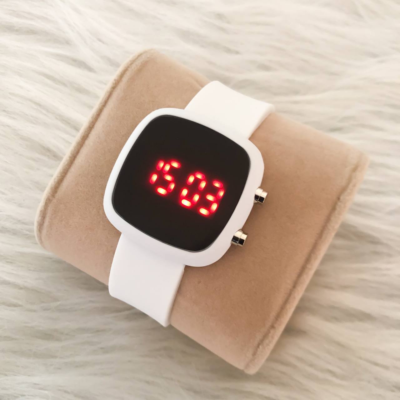 ست ساعت ال ای دی بندژله ای گرد سفید همراه با دستبند مهره ای سفید رنگ
کیفیت عالی
قیمت