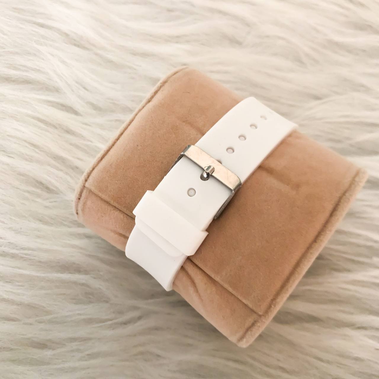 ست ساعت ال ای دی بندژله ای گرد سفید همراه با دستبند مهره ای سفید رنگ
کیفیت عالی
قیمت