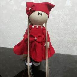 عروسک روسی قرمز پوش