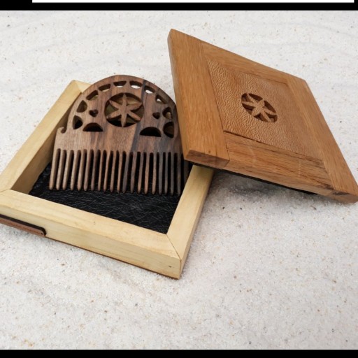 شانه چوبی باستانی چوب گردو  دارای جعبه  دستساز چوبکده بید سفید