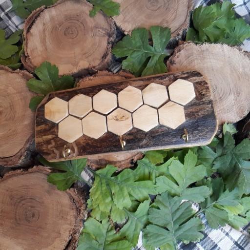جاکلیدی چوبی جاآویز چوبی چوب گردو دارای سه کلید آویز طرح شش ضلعی یا کندو عسل چوبکده بیدسفید