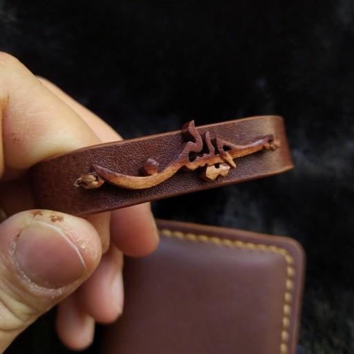 دستبند چرم طرح اسم معرق چوبی