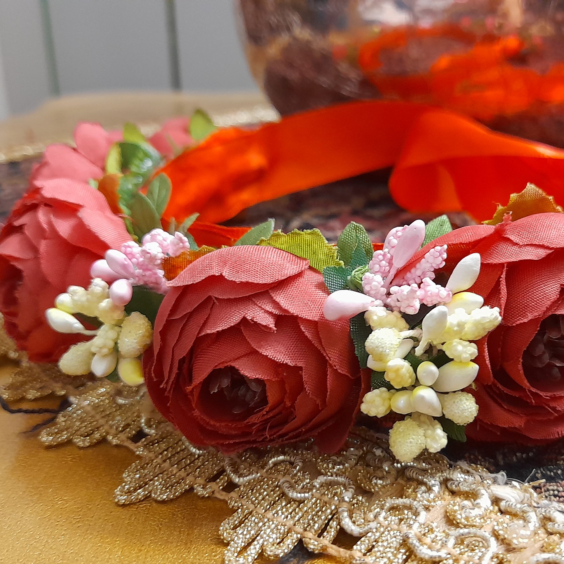 تاج گل و مچ بند