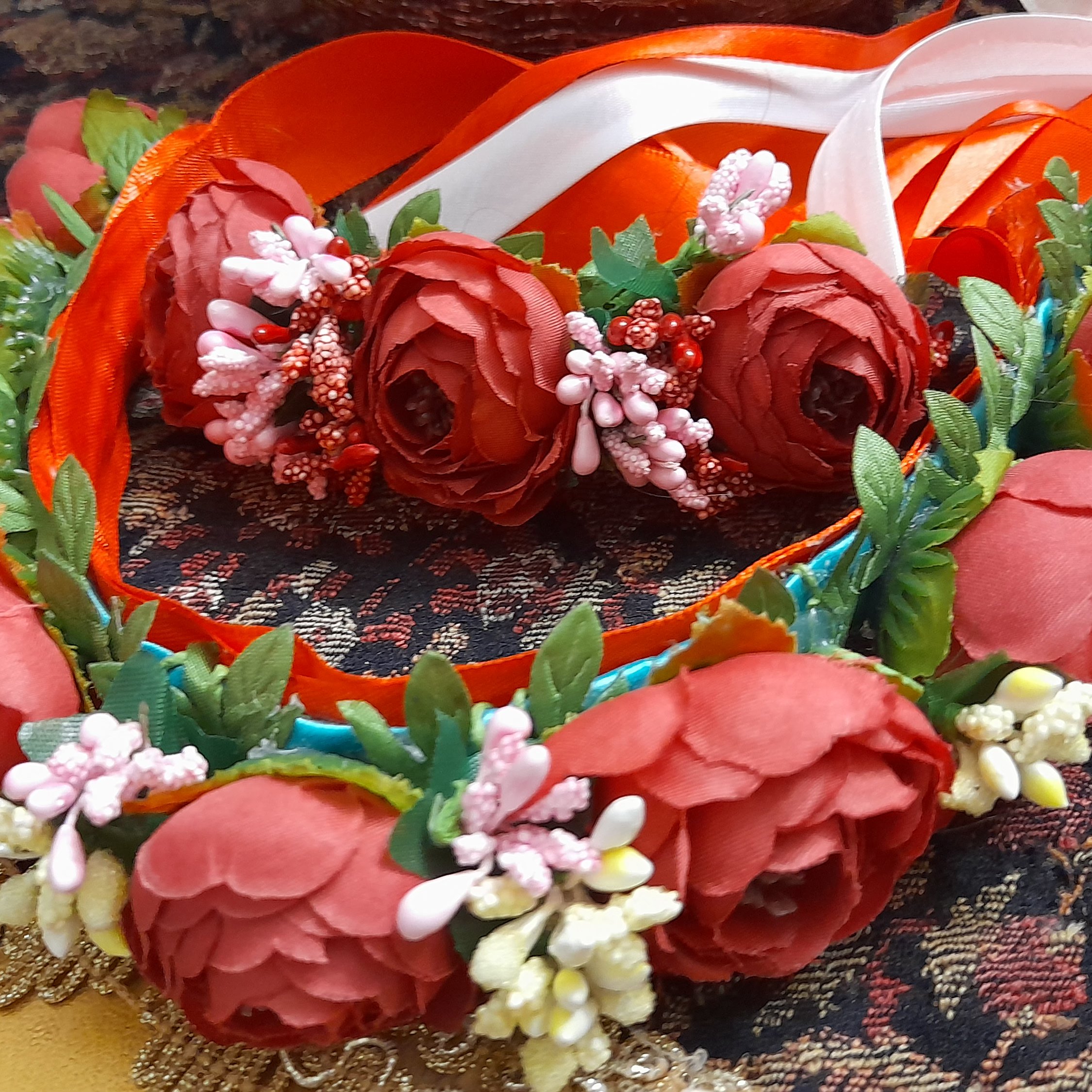 تاج گل و مچ بند