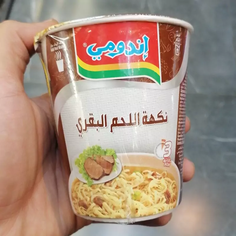نودل اندومی لیوانی طعم گوشت رنگ قهوه ای