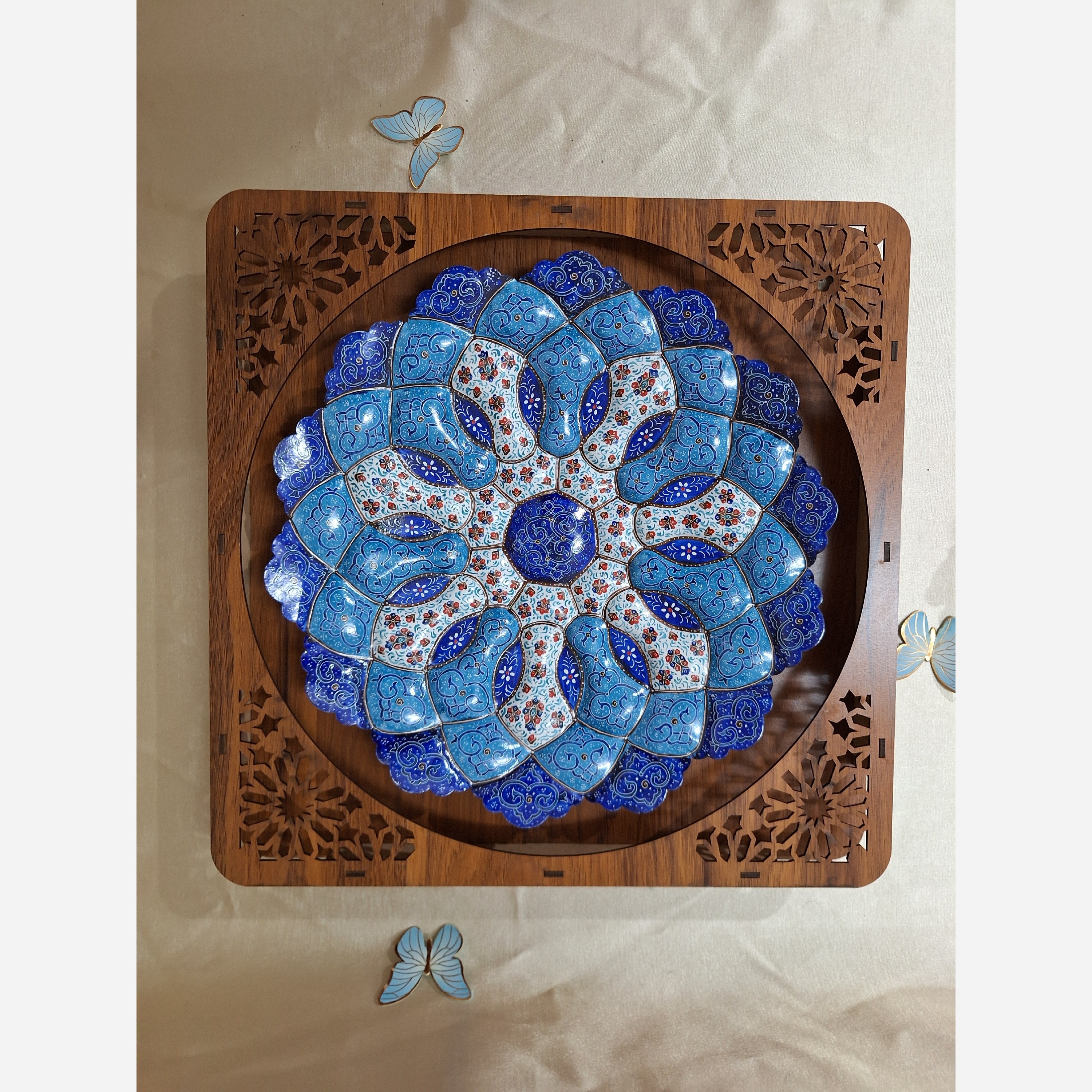 بشقاب میناکاری.  با طرح ختایی اسلیمی قطربشقاب30س. 